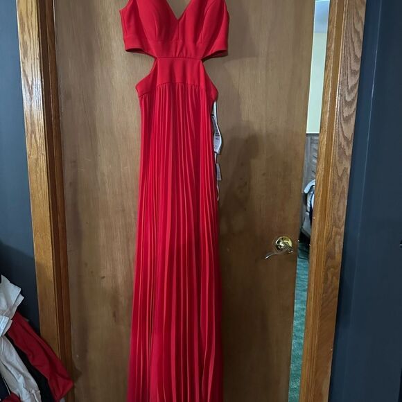 XSCAPE Red Pleated Chiffon Gown With Cutout Sides NWT Women's Size 4 - Picture 6 of 10